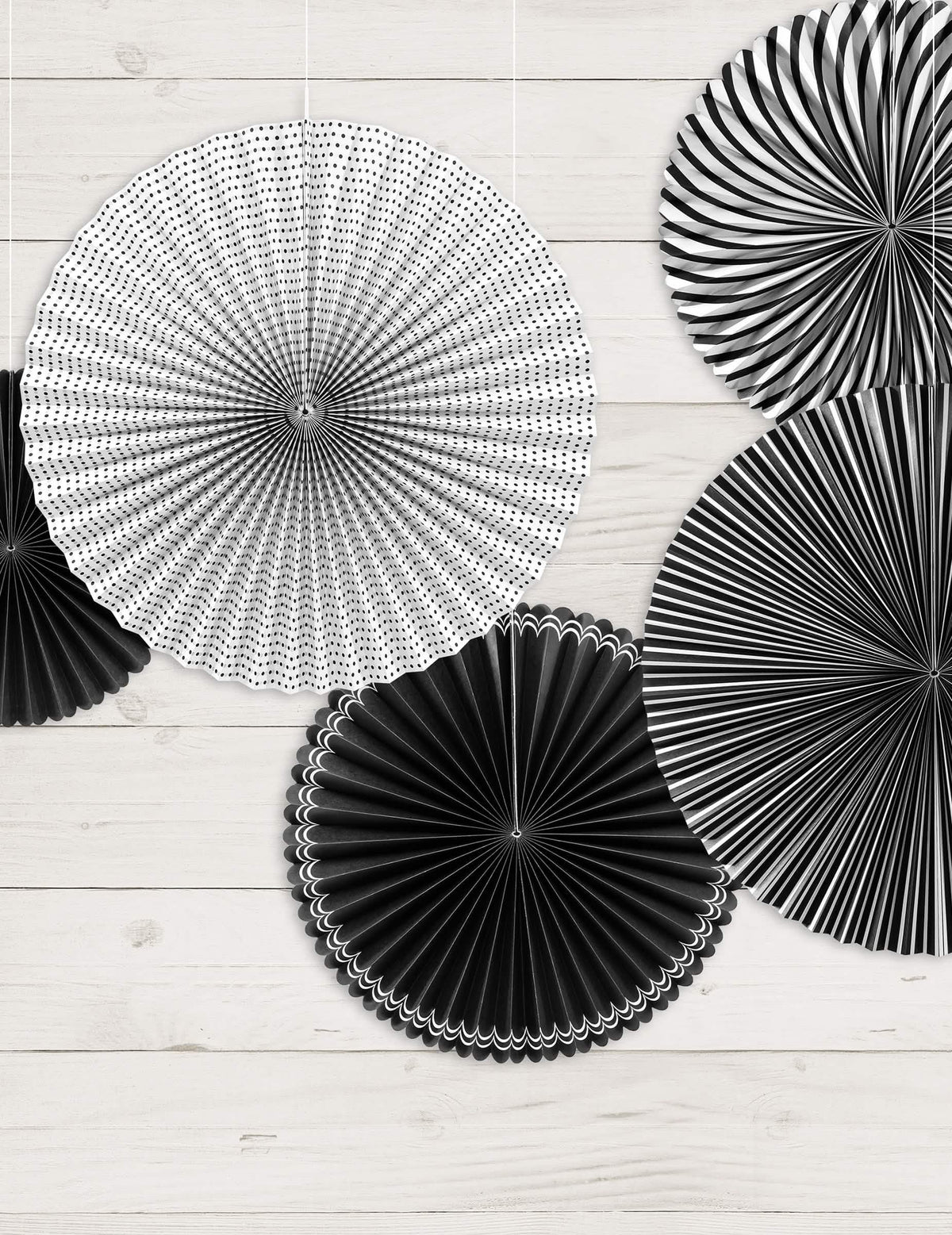 Conjunto de 5 rosetas de papel decorativas pretas e brancas com padrões variados