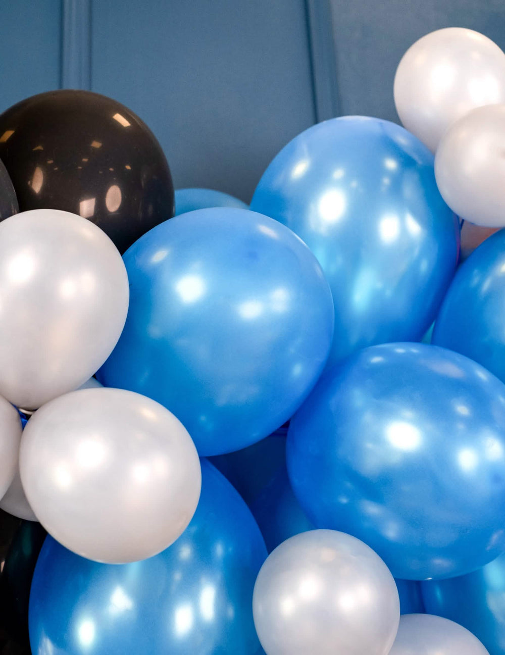 Grande plano do efeito brilhante dos balões azuis metalizados para festa