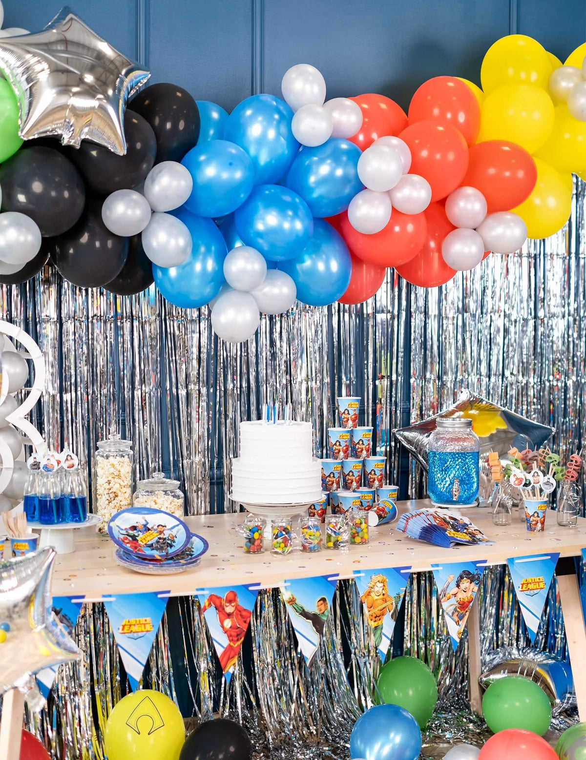 Cenário sobre uma mesa de festa com balões azuis metalizados para festa