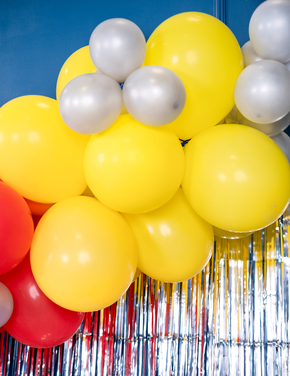 Détail de la décoration festive avec les 50 ballons jaunes