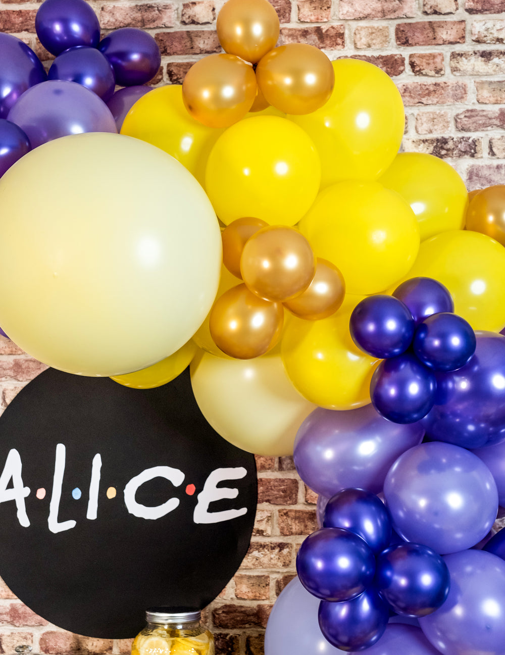 Mise en situation dans une arche de fête des 50 ballons jaunes