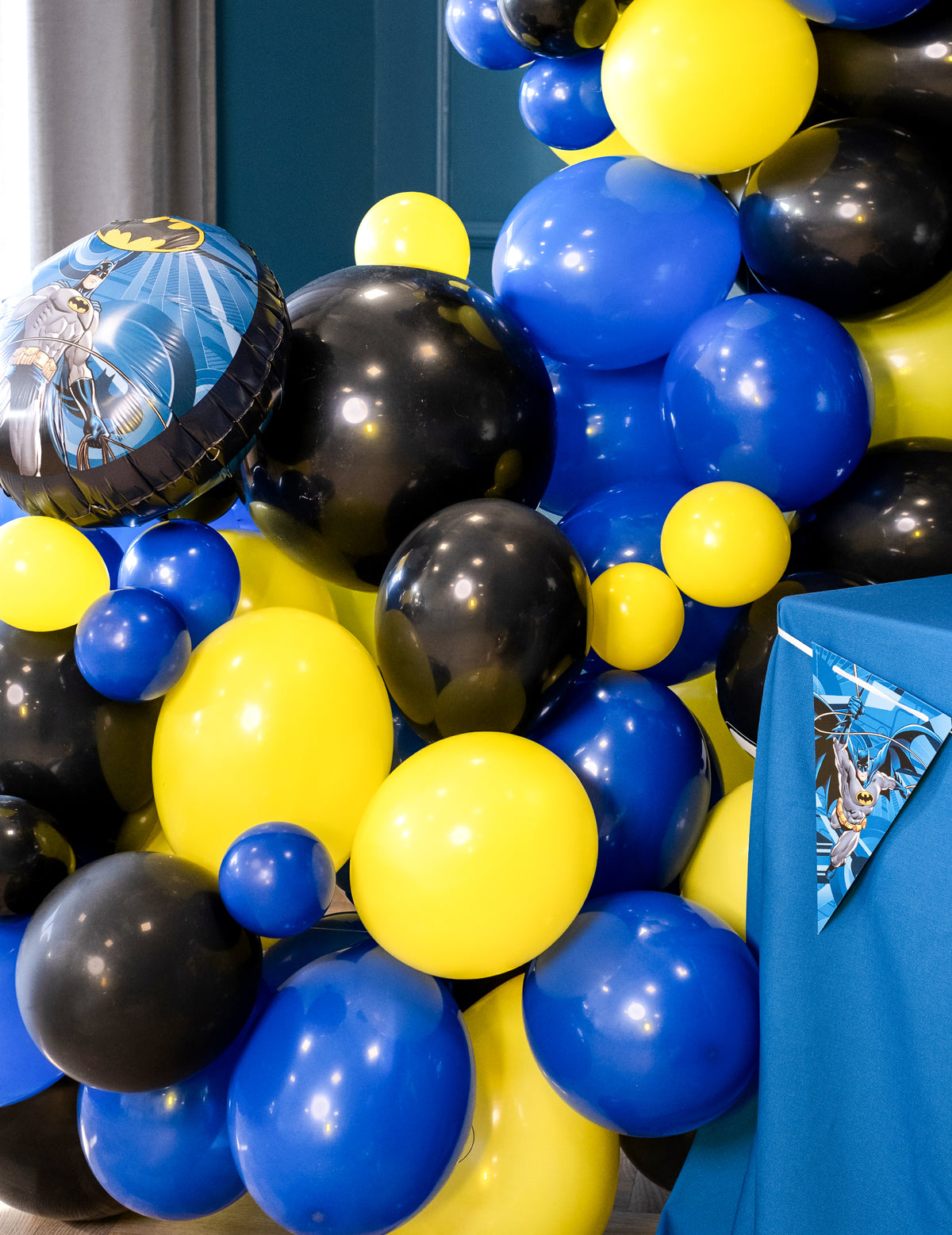 Mise en situation dans une arche de ballons Batman des 50 ballons jaunes