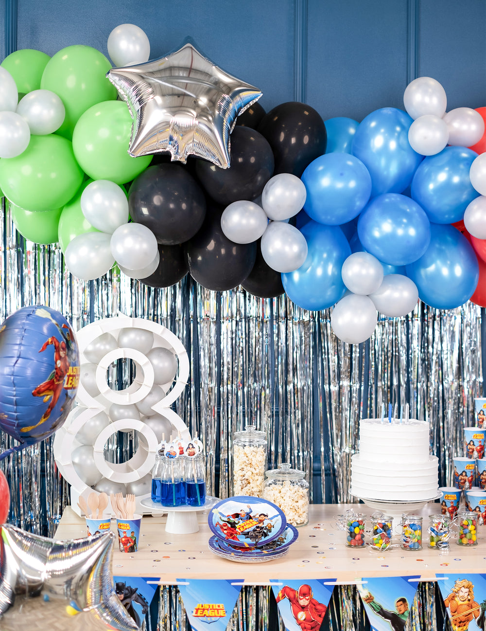 Mise en scène d'un buffet d'anniversaire du lot de 50 ballons pour décoration de fête verts