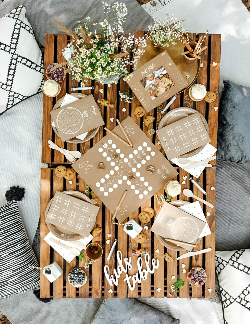 Decoração de mesa com confettis em madeira em forma de corações para casamento natural
