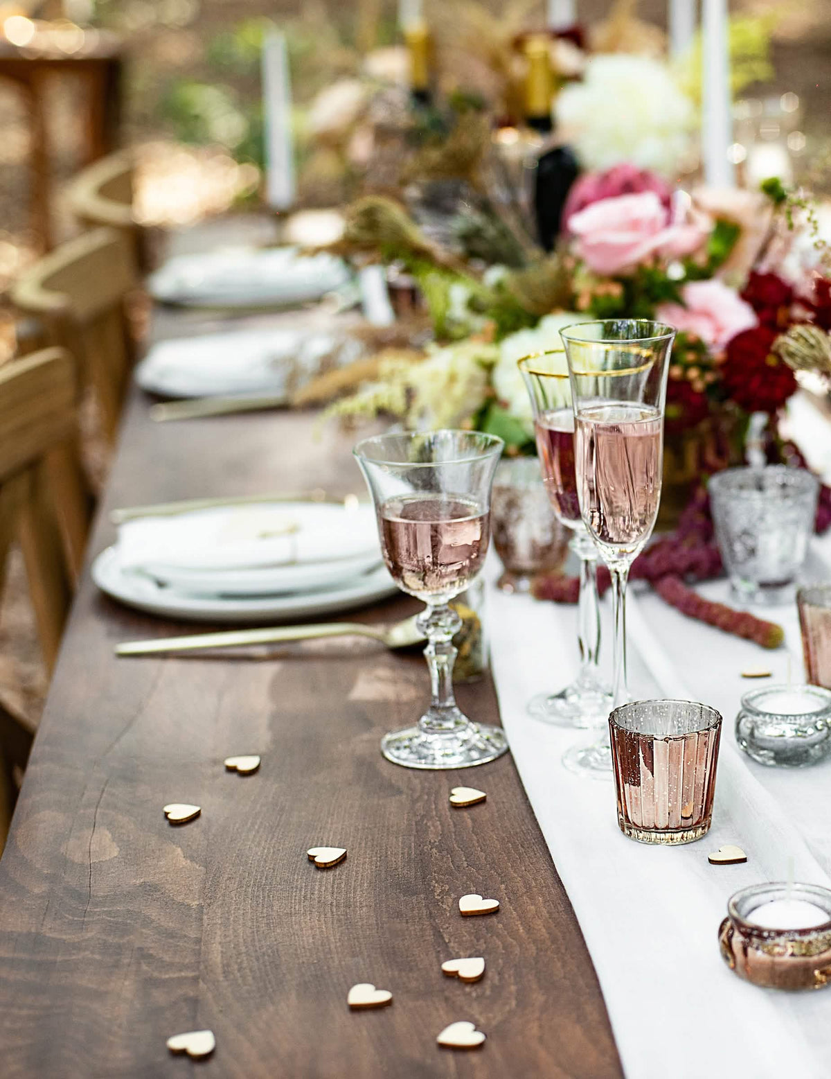 Grande plano sobre os confettis de madeira em forma de coração para casamento natural