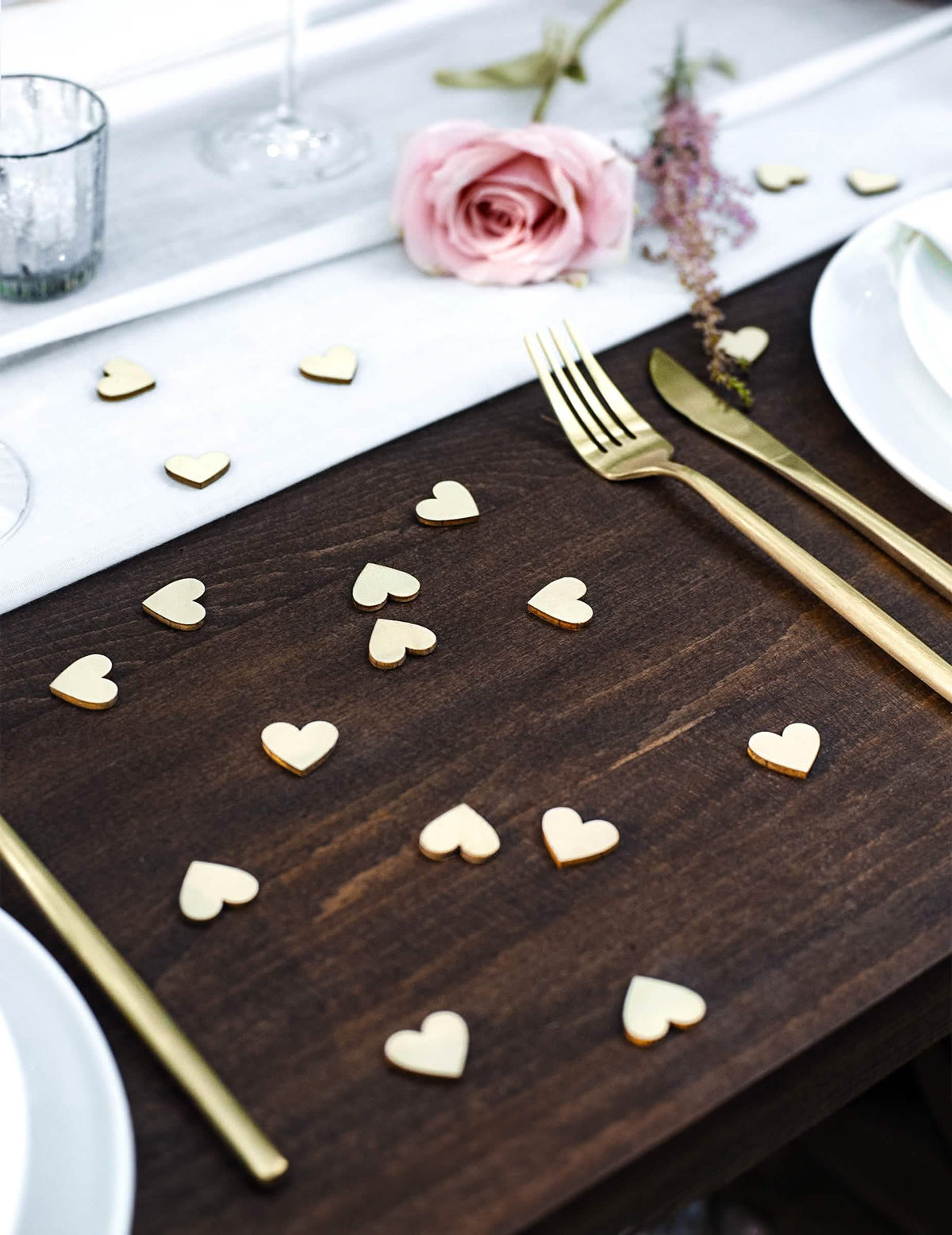 Mise em situação de mesa dos confettis em madeira em forma de corações para casamento natural