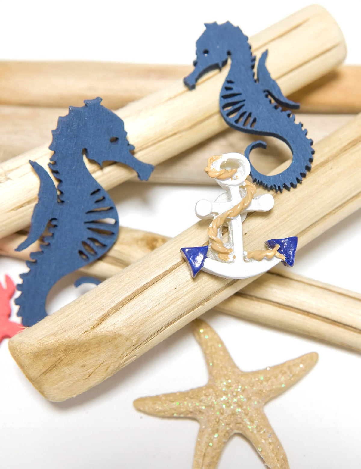 Âncoras em resina com tema marinho para decoração de festa