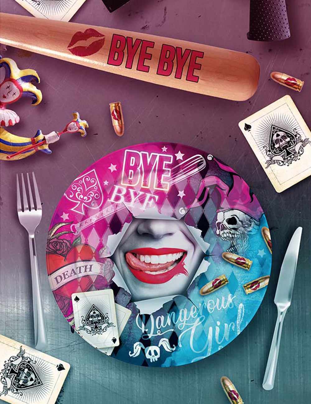 Mise en situation sur une table décorée de l'assiette Dangerous girl