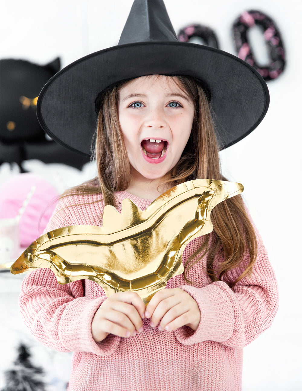 Mise en situation des assiettes en carton chauve-souris pour Halloween