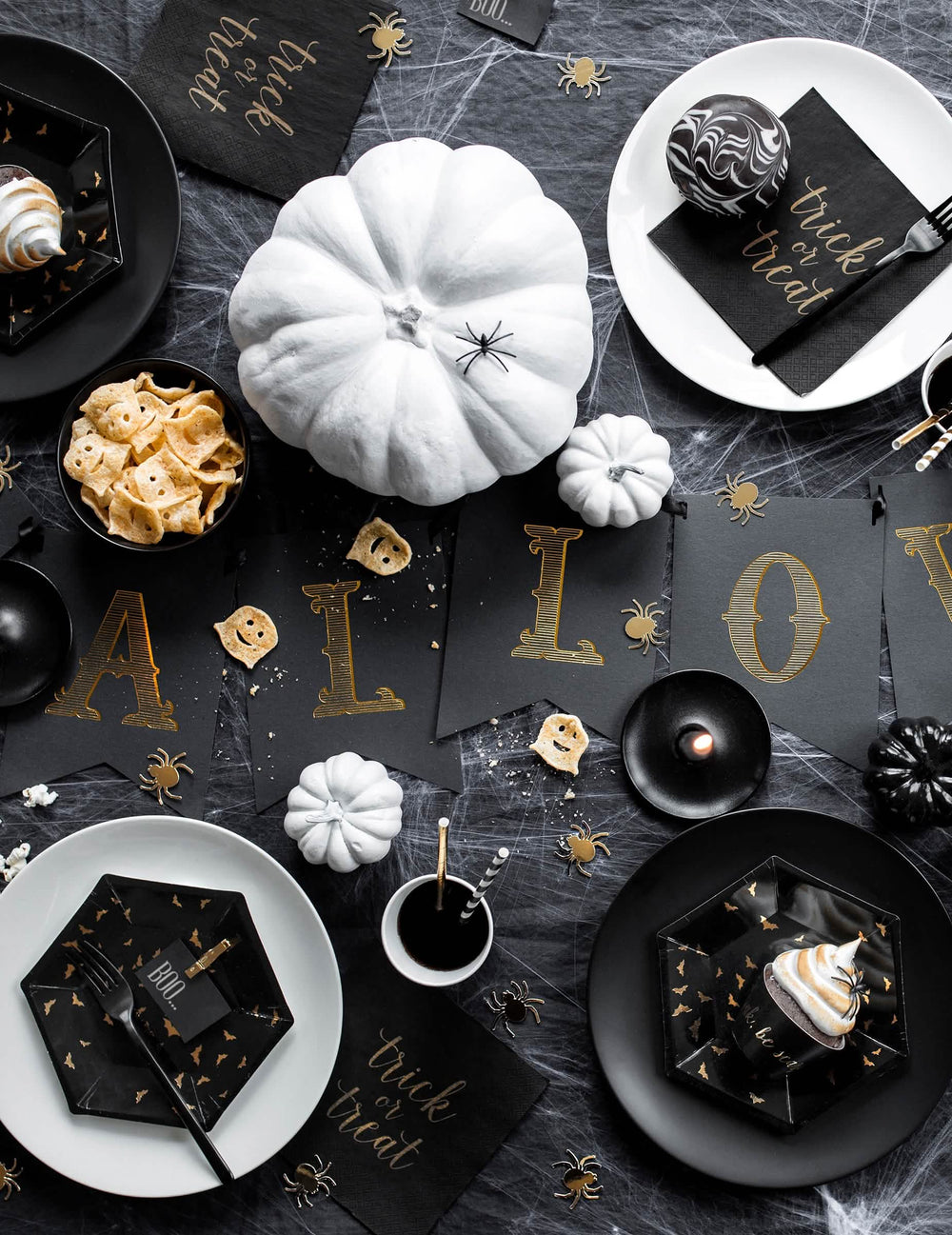 Encenação de mesa de pratos de papel hexagonais com morcegos pretos e dourados