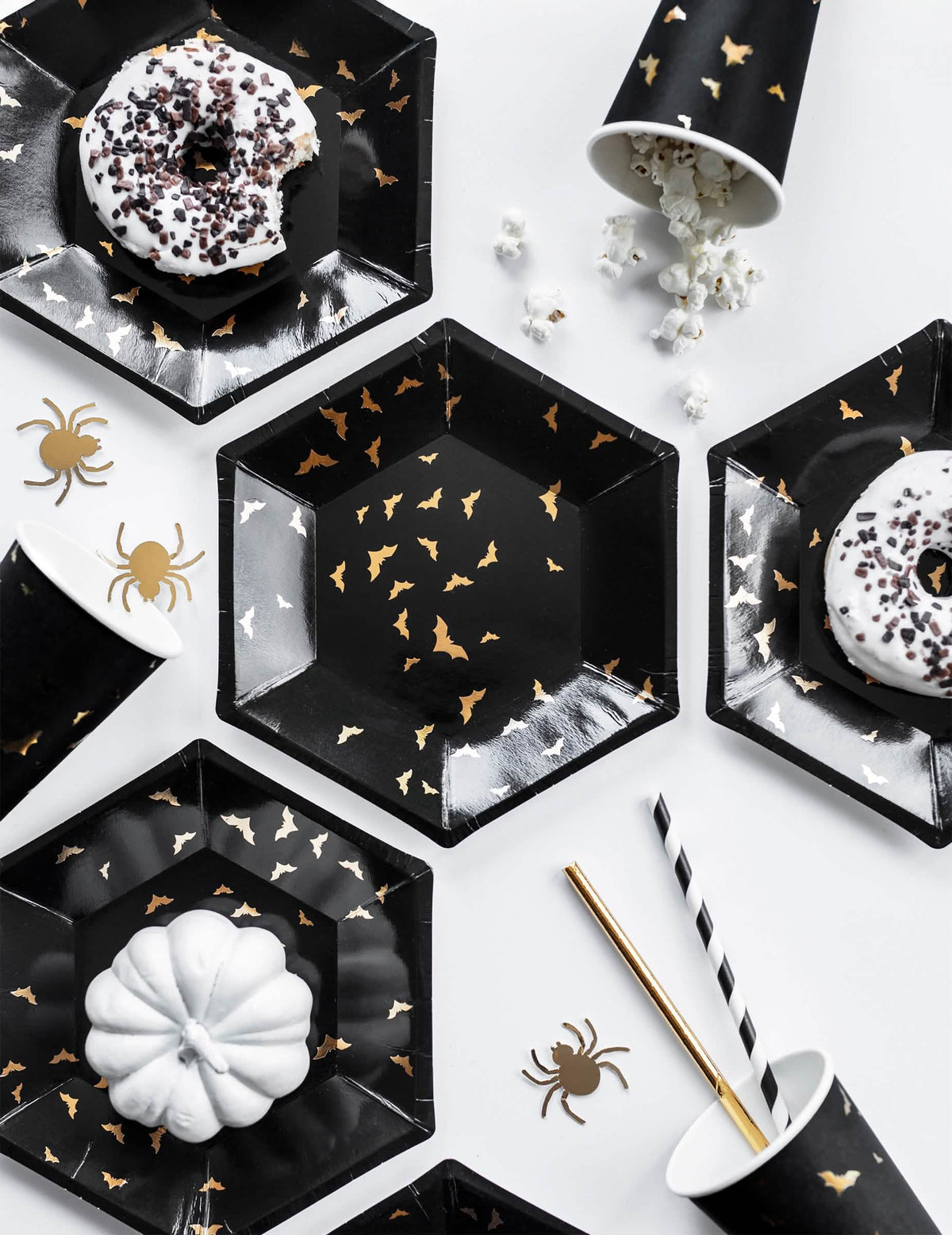 Mise em situação com decorações de mesa dos pratos de cartão morcegos pretos e dourados hexagonais