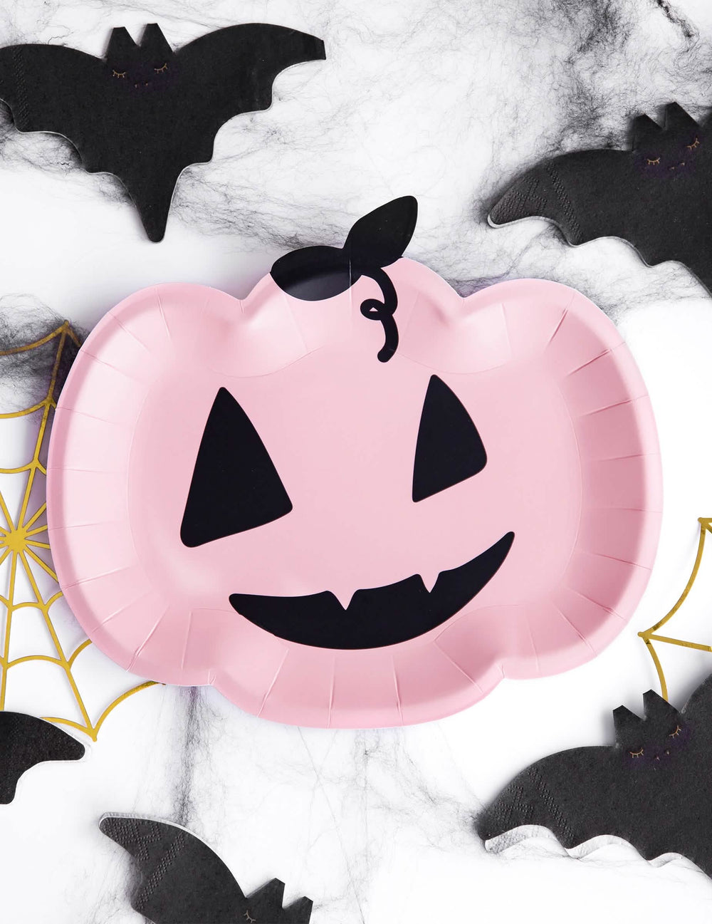 Mise em cena com morcegos dos pratos de cartão abóbora para halloween