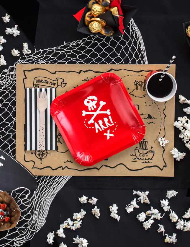 Mise en scène de table dos pratos em cartão festa de pirata