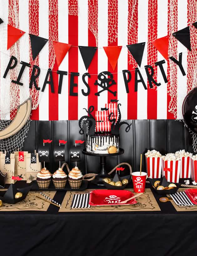 Decoração de aniversário com pratos de cartão para festa de pirata