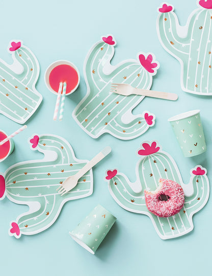 Mise en situation de table des assiettes en carton cactus pour fête