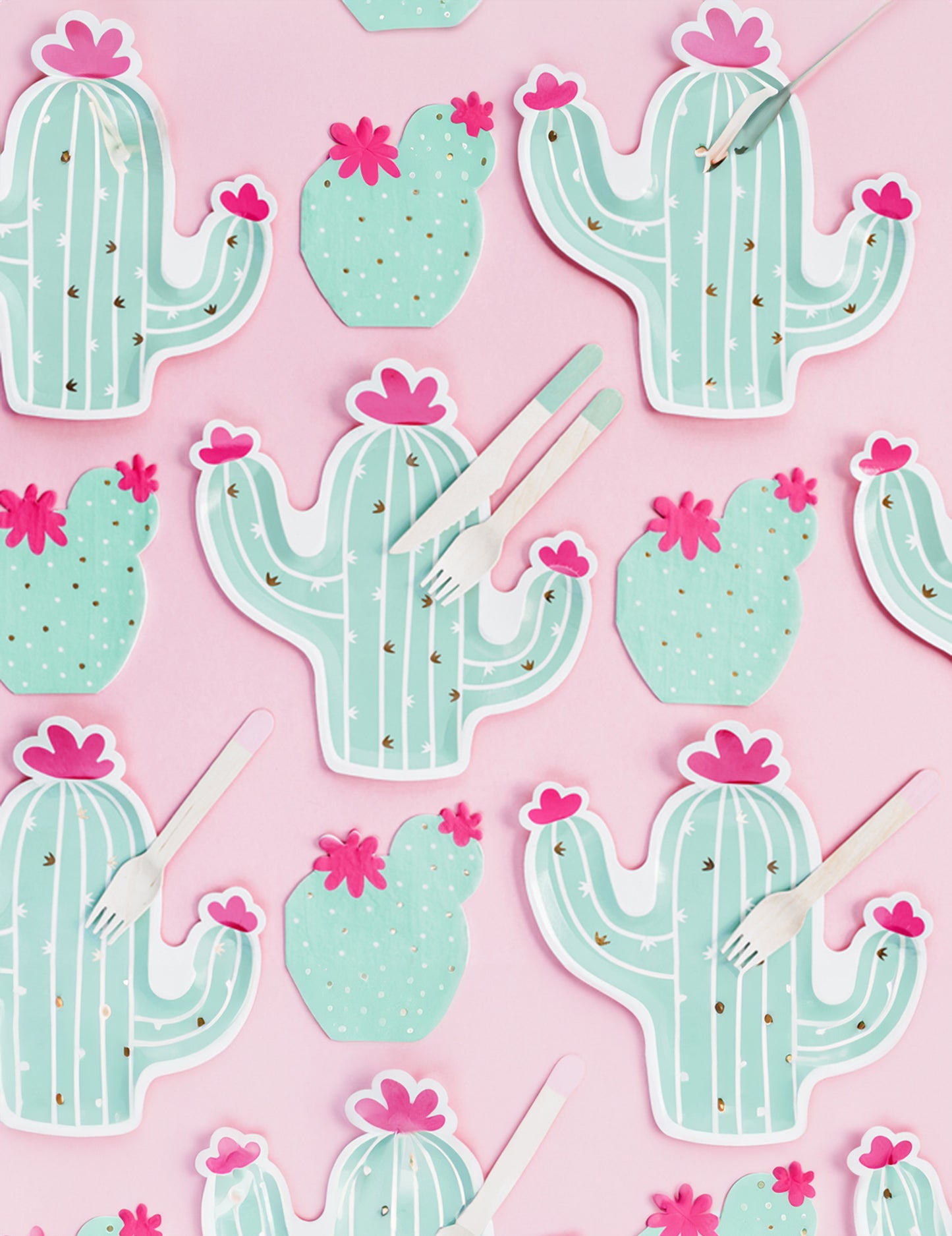 Vue de dessus avec couverts des assiettes en carton cactus pour fête
