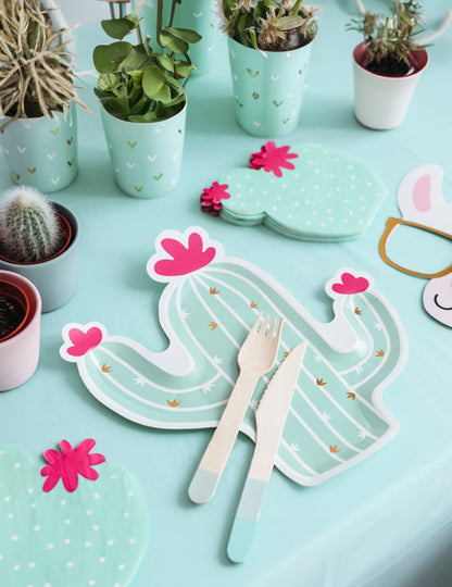Mise en scène avec couverts des assiettes en carton cactus pour fête