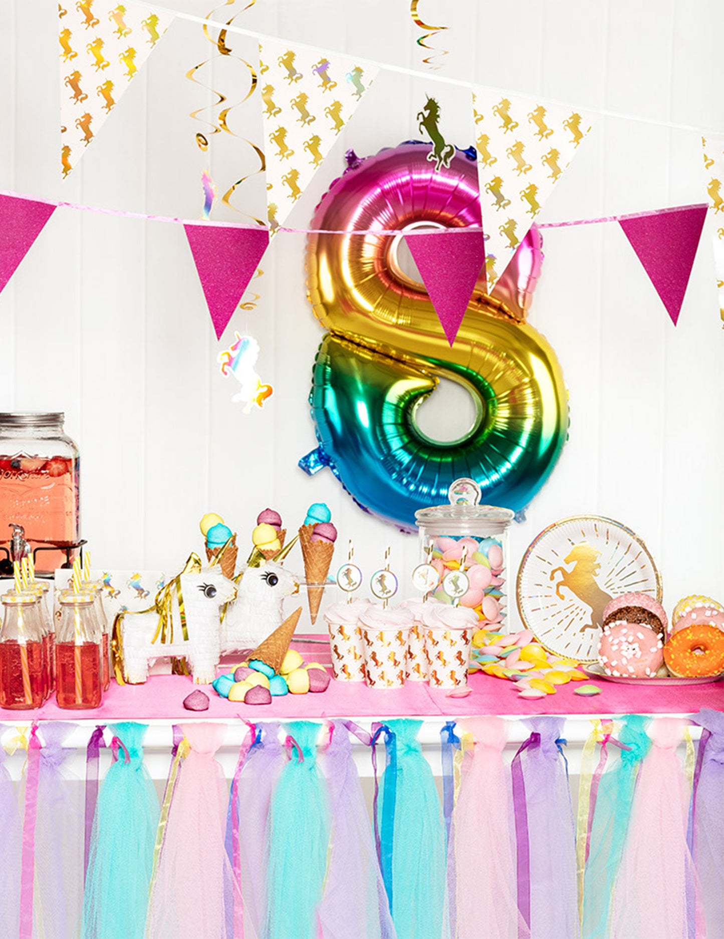 Mise en scène de table d'anniversaire des assiettes en carton Licorne holographiques