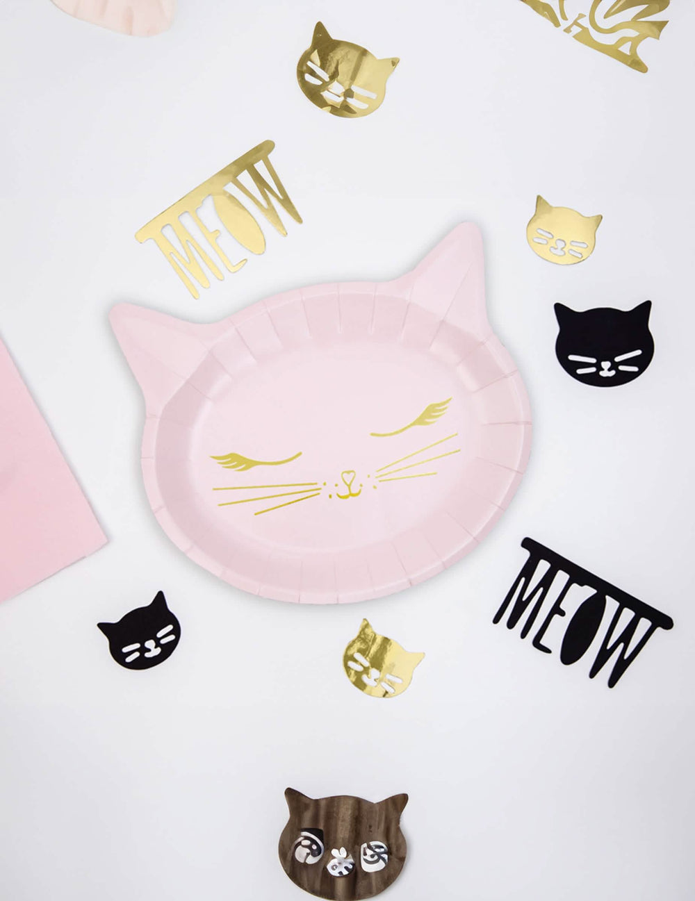 Vista superior com confettis de pratos de cartão cabeça de gatinho
