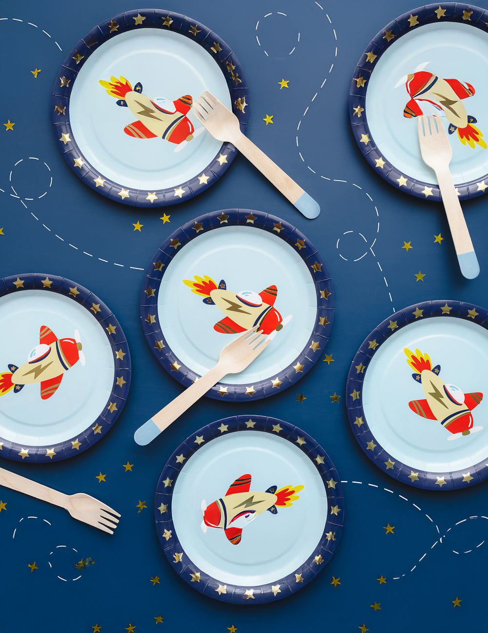 Mise en situation des assiettes en carton petit avion