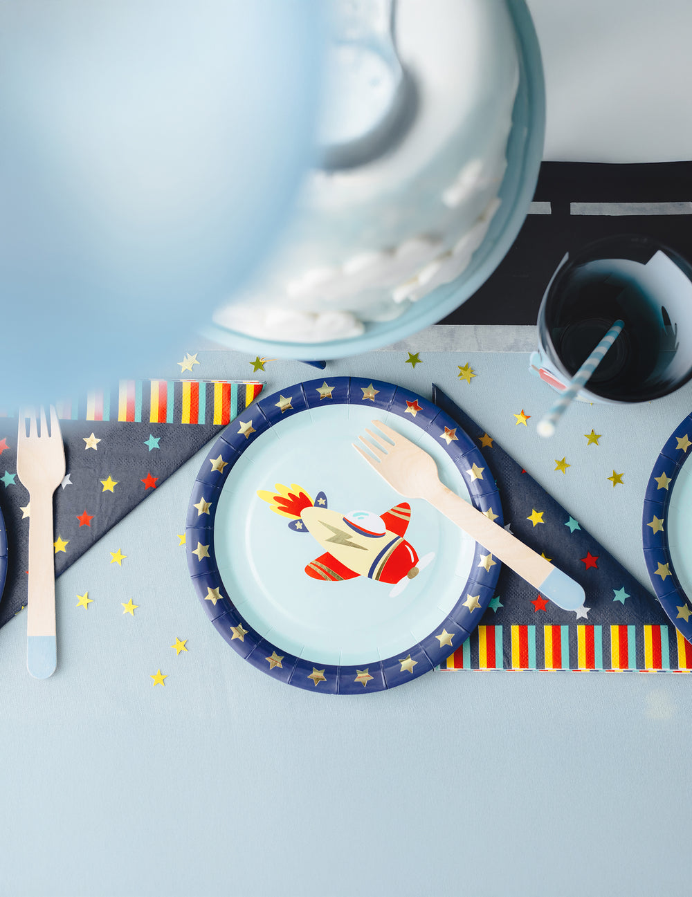 Détail de la table de fête des assiettes en carton petit avion