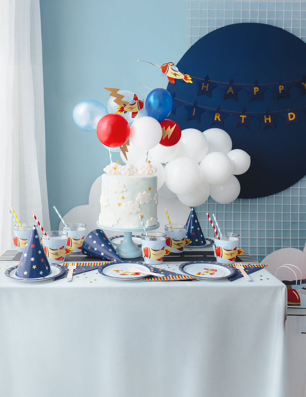 Mise en situation sur table de fête des assiettes en carton petit avion