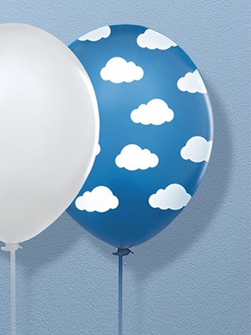 Gros plan sur l'imprimé des ballons en latex nuages pour fête