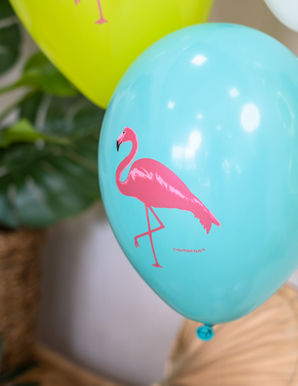 Gros plan sur l'imprimé flamant rose des ballons en latex flamingo paradise
