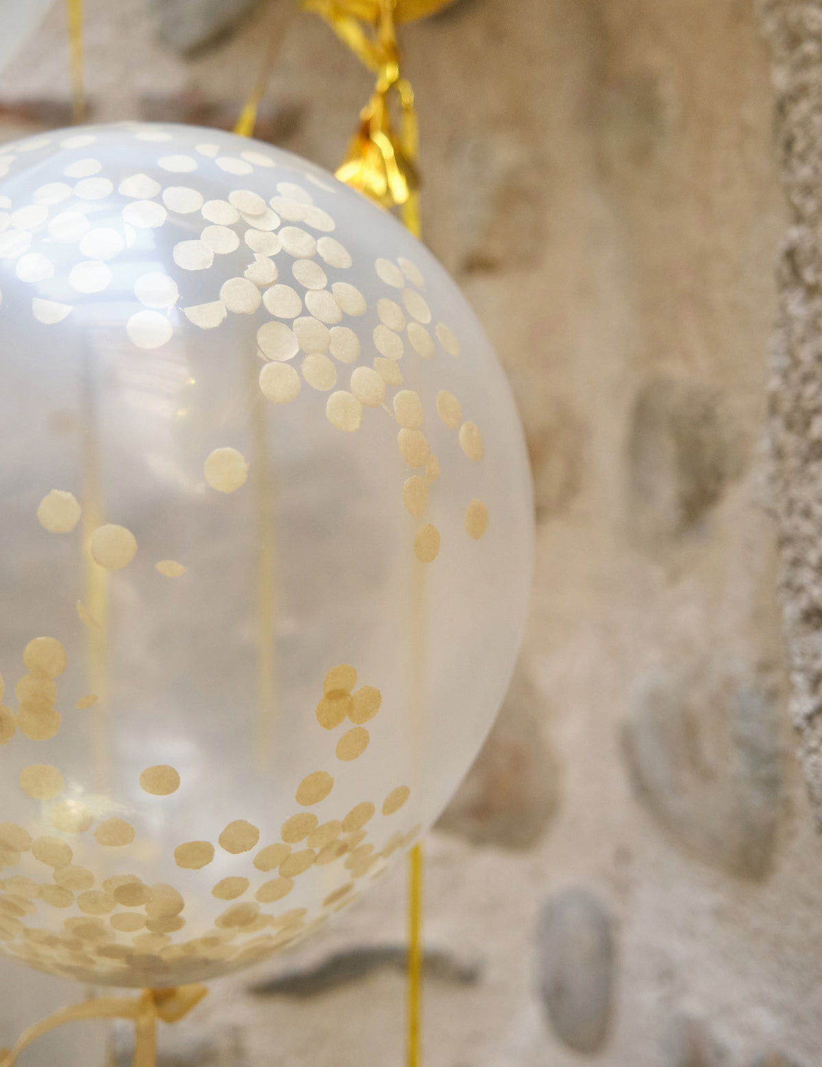 Gros plan sur les confettis des ballons en latex avec confettis transparents ocre doré