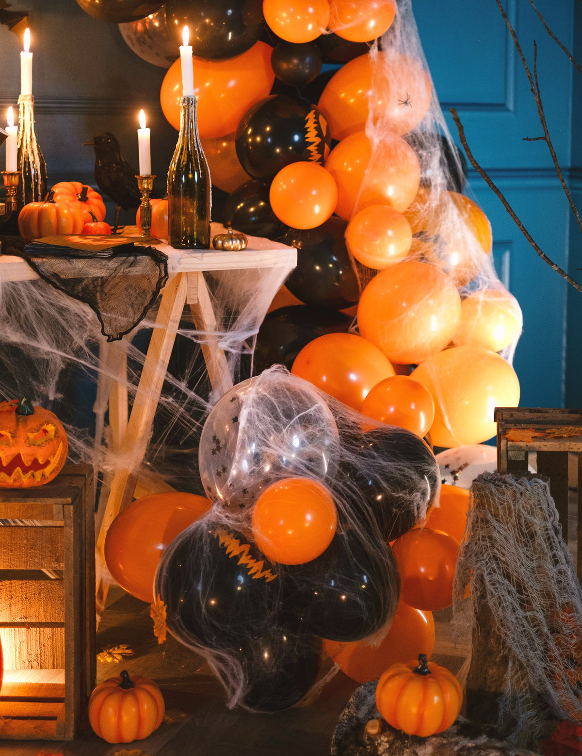 Mise en scène de décoration des ballons en latex araignées pour fête