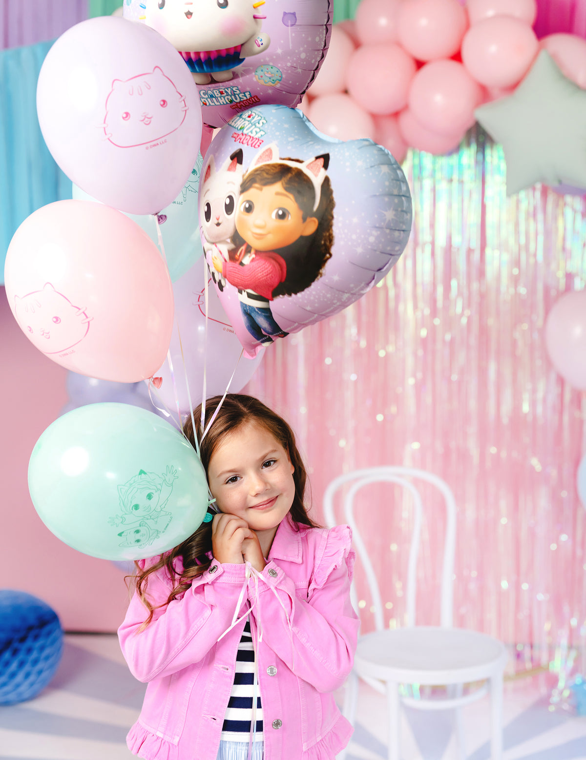 Enfant tenant le bouquet des 6 Ballons latex Gabby et la maison magique
