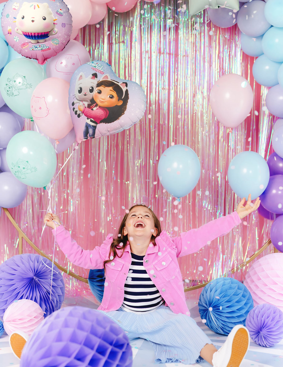 Scène de fête avec enfant et pluie de confettis des 6 Ballons latex Gabby et la maison magique