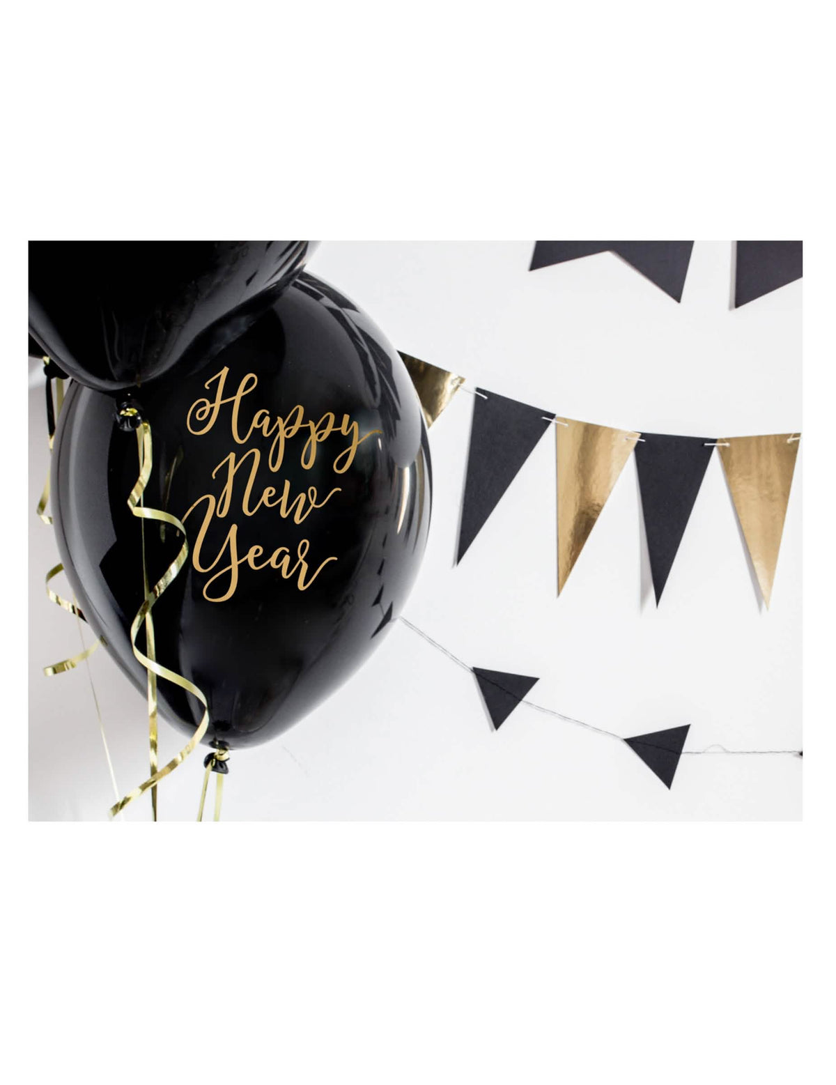 Detalhe da impressão dourada dos balões de látex Happy New Year preto e dourado