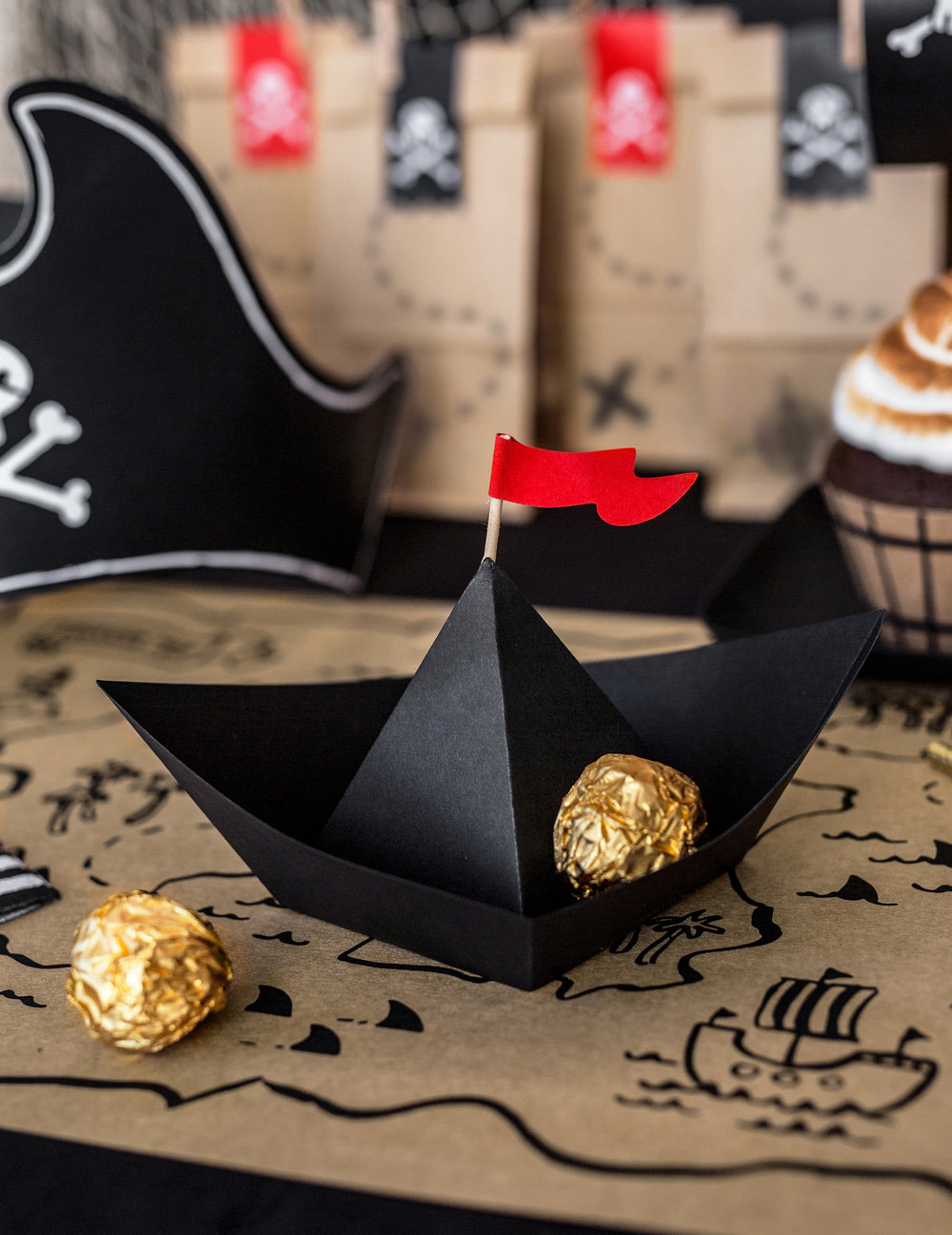 Gros plan du bateau de pirate en papier origami pirate avec son drapeau rouge