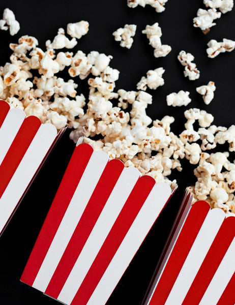 Popcorn renversé des boîtes à popcorn en carton rouges et blanches à rayures