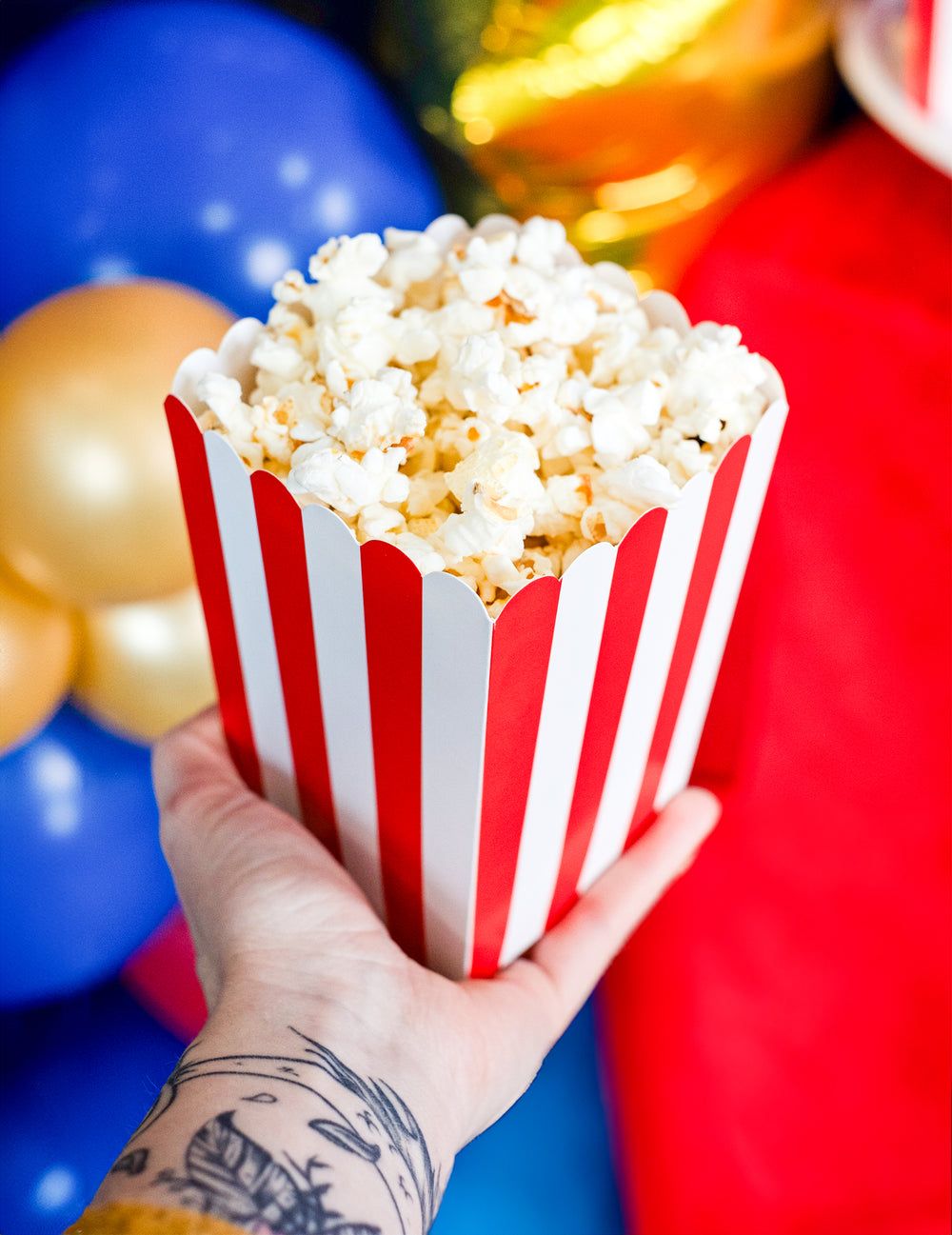 Boîtes à popcorn en carton rouges et blanches