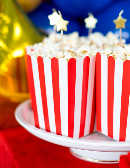 Gros plan sur le contenu avec pics étoiles des boîtes à popcorn en carton pour fête rouges et blanches à rayures