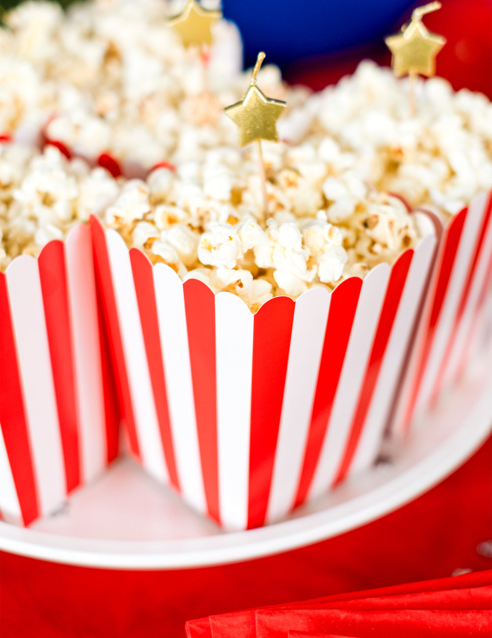 Mise en situation des boîtes à popcorn en carton rouges et blanches
