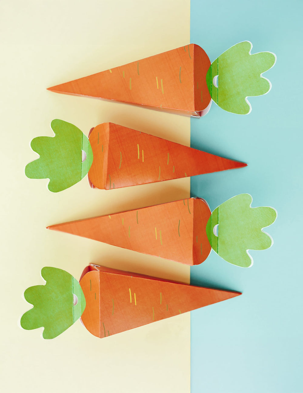 Mise en scène de quatre boîtes carottes en carton
