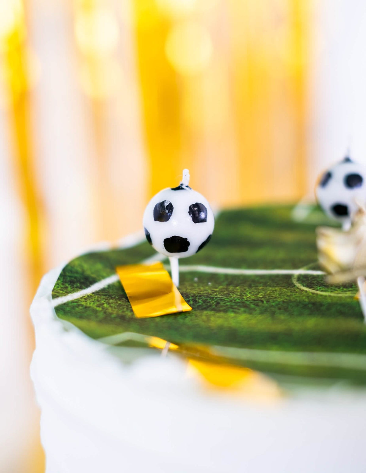 Grande plano da vela balão do lote de 6 velas balões e chuteiras de futebol