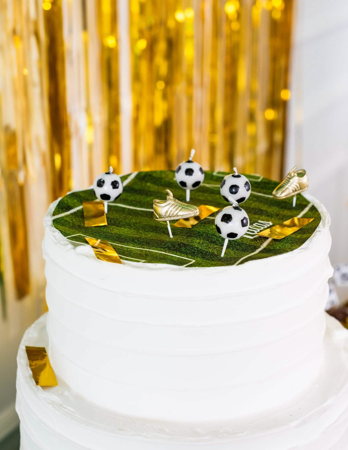 Encenação sobre um bolo do lote de 6 velas balões e chuteiras de futebol