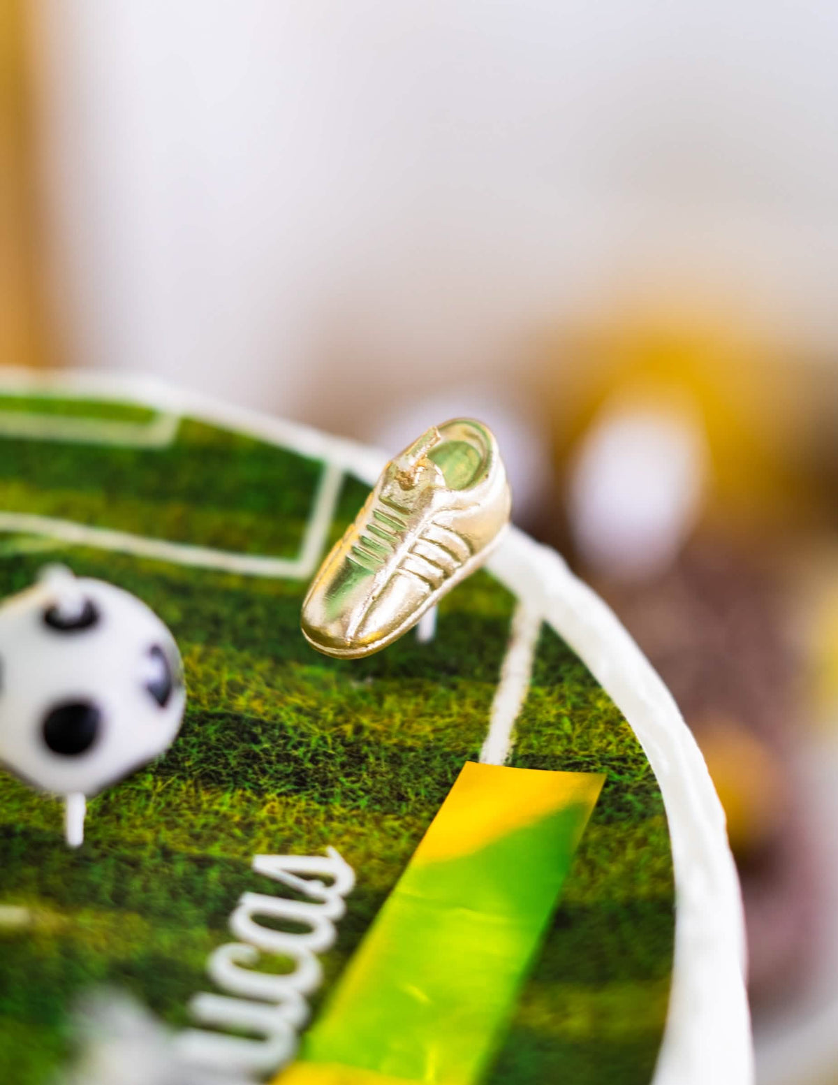 Grande plano da vela sapato dourada do conjunto de 6 velas balões e sapatos de futebol