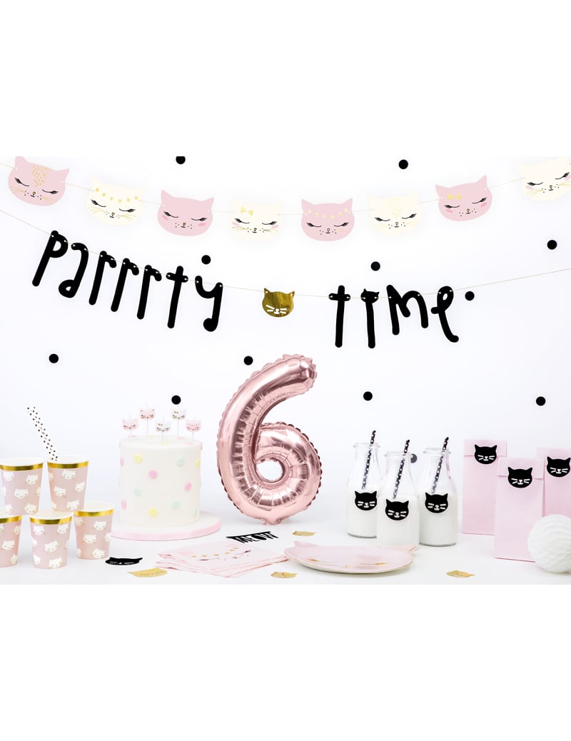 Mise en scène de la décoration de table des bougies d'anniversaire chaton