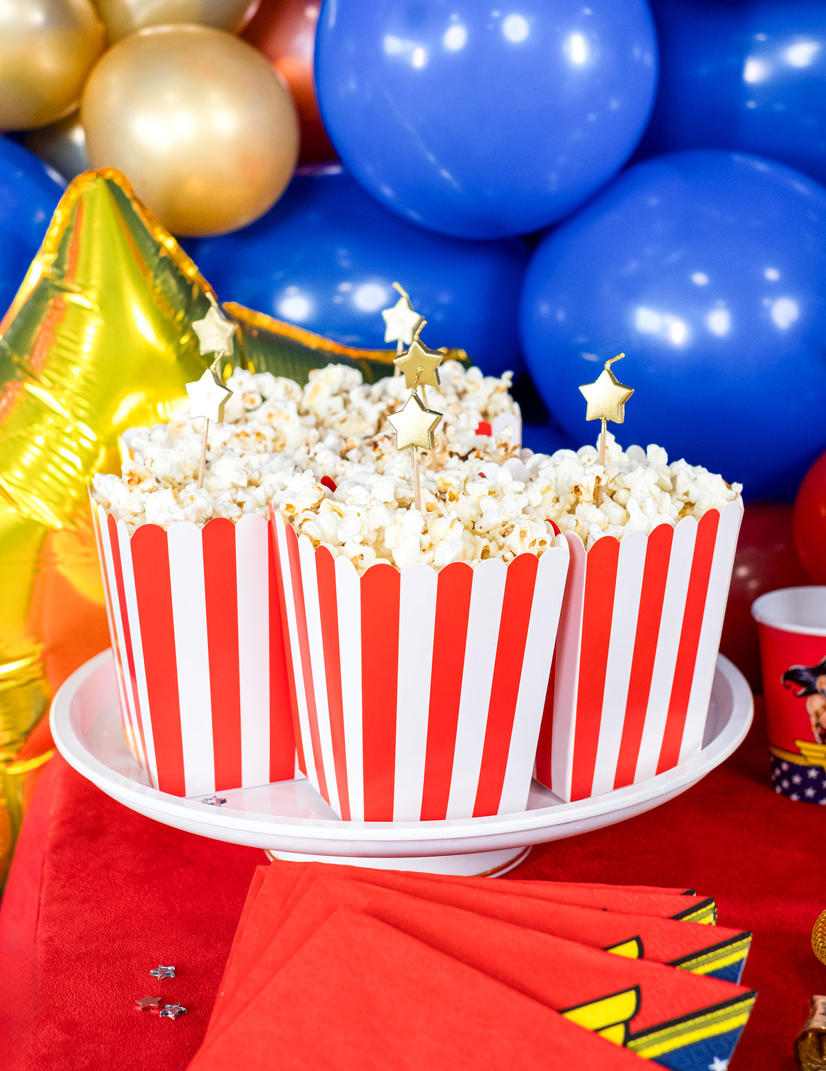Mise en scène dans des boîtes à pop-corn des 6 bougies sur pique étoiles pour gâteau dorées