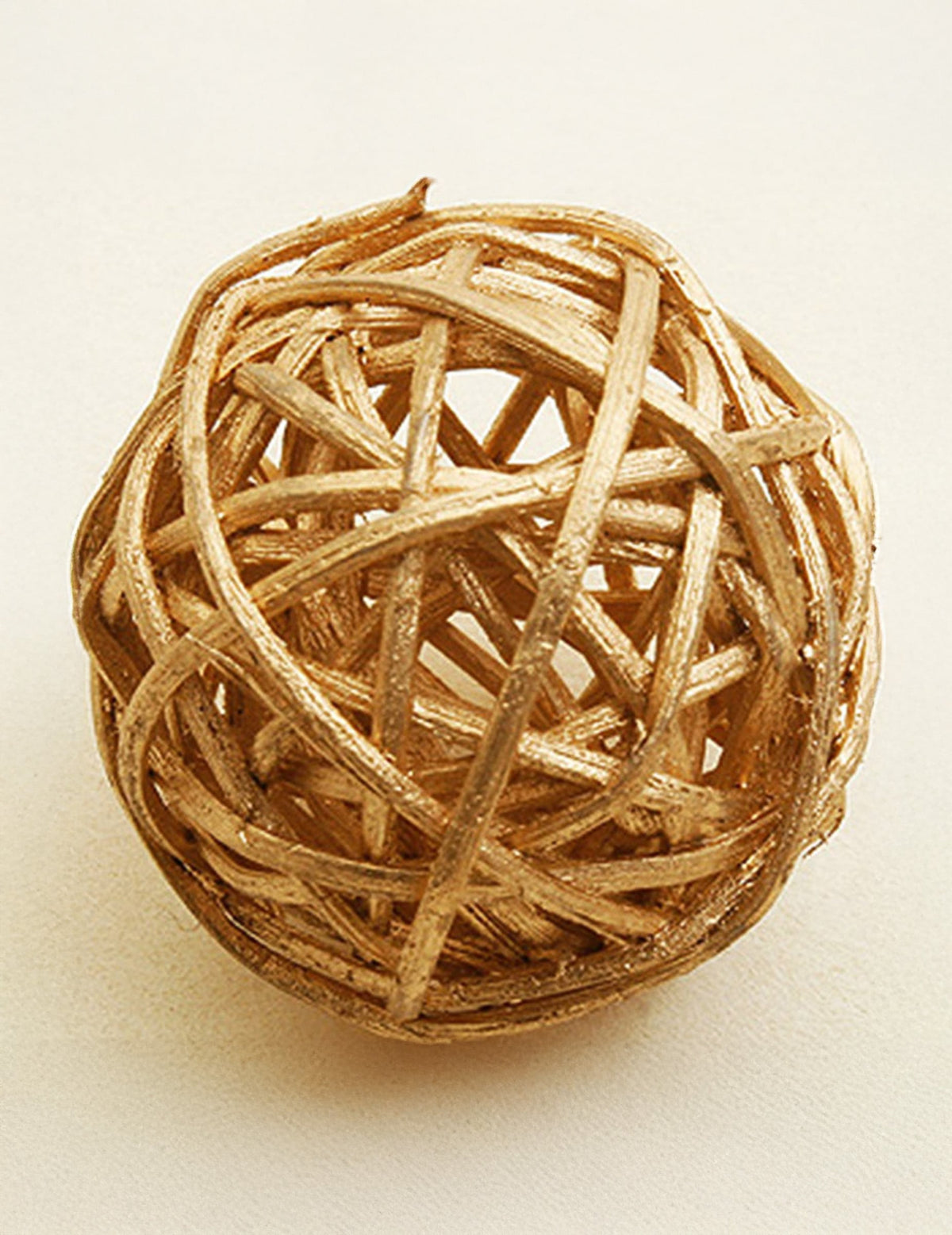Boules en osier de décoration pour fête dorées