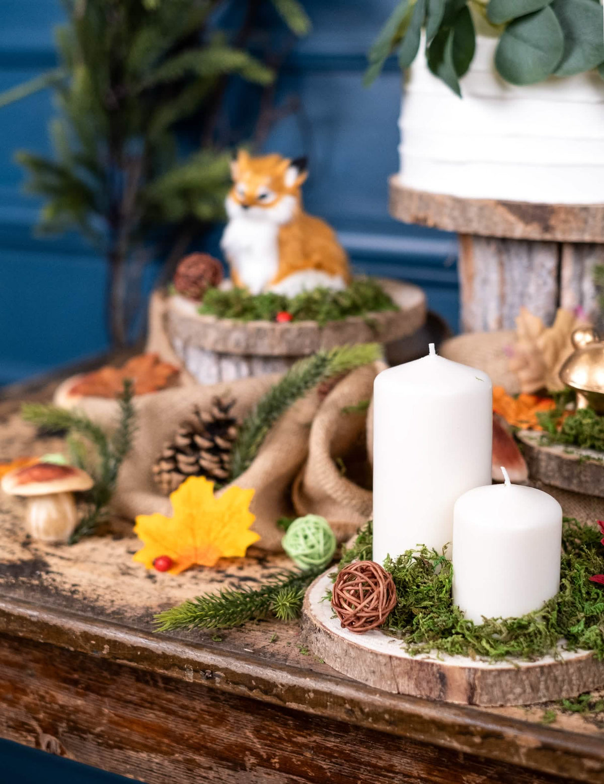 Detalhe da decoração com velas das bolas em vime decorativas para festa