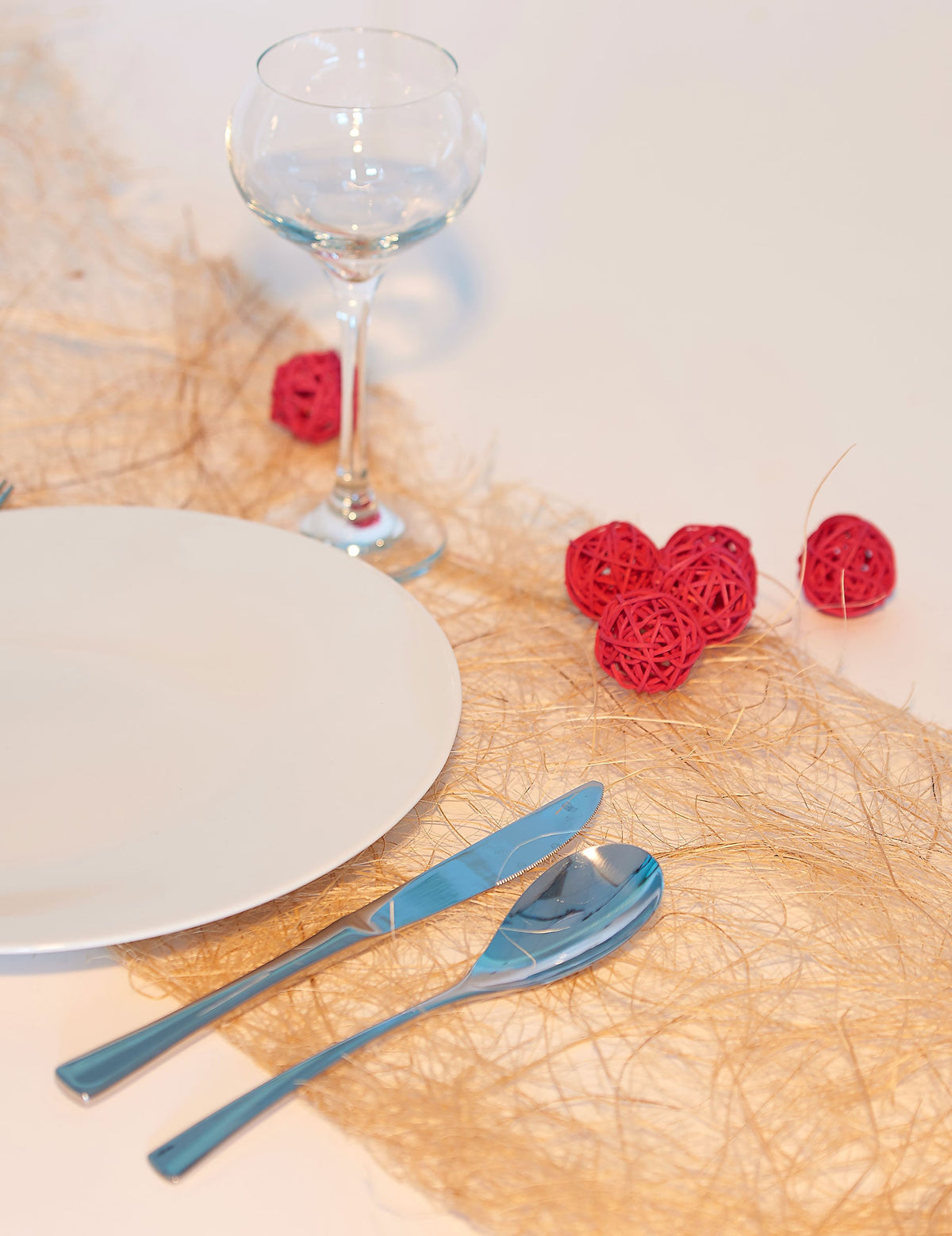 Mise en situation de table des boules décoratives en osier pour décoration de fête