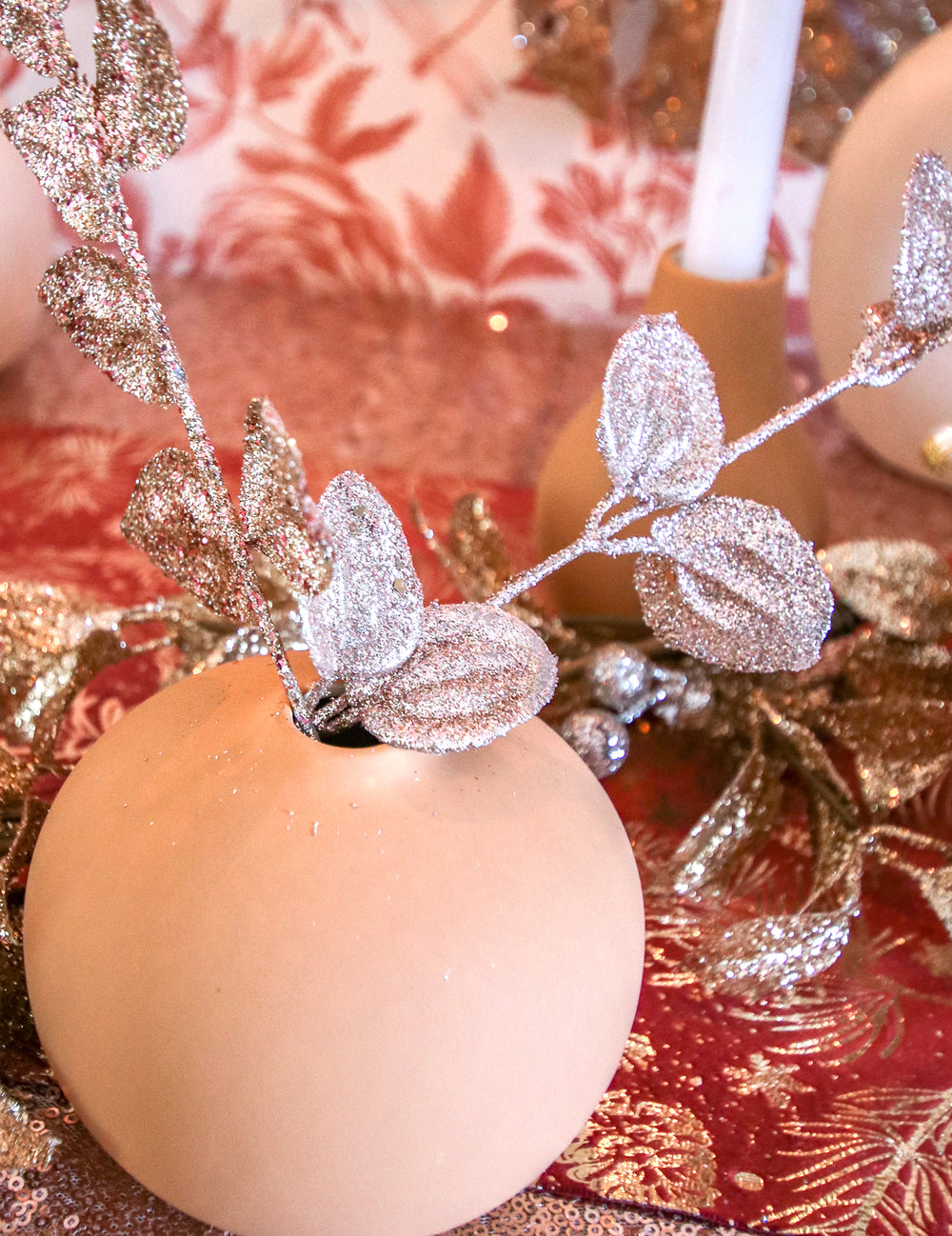 Gros plan sur les feuilles des branches d'eucalyptus pour décoration de fête rose gold givré à paillettes