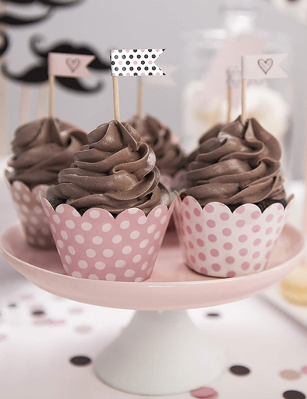 Mise em situação dos wrappers para cupcake às bolinhas cor de rosa em cartão
