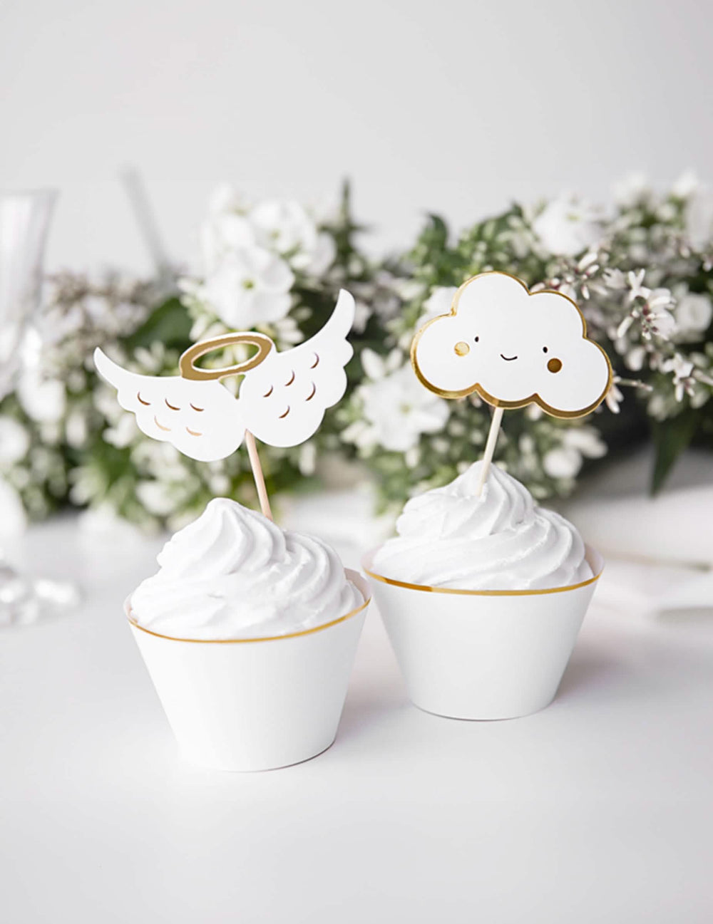 Encenação em cupcakes dos cake toppers em madeira nuvens e asas para baby shower